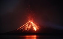 Indonésie: "l'enfant" du volcan Krakatoa entre en éruption