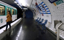 Chaleur "suffocante" et évacuations chaotiques: vives critiques après la panne dans le métro parisien
