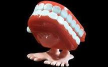 Piégés par leurs micros, des interprètes rient du dentier d'un eurodéputé