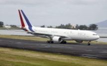 Le nouvel avion du gouvernement, " Air Sarko one", se pose à Tahiti