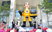 A Fukushima, la statue d'un enfant en équipement de protection dérange