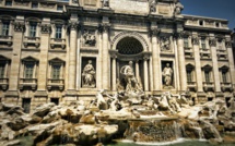 Face au flot de touristes, la fontaine de Trevi suffoque