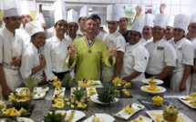Des apprentis cuisiniers transformés en sculpteurs d'ananas