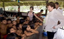 La rentrée des classes en Outre-mer: en pirogue, en décalé et en uniforme