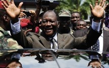 Présidentielle ivoirienne: large victoire, contestée, de Ouattara, l'armée ferme les frontières