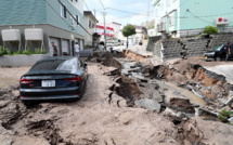 Séisme au Japon: les secouristes entament une course contre la montre