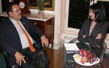 Jean-Pierre Beaury présente à Jeannine Bougrab les actions menées par le Pays