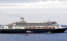 LE PAQUEBOT “ROTTERDAM” DE PASSAGE DANS LES EAUX POLYNESIENNES