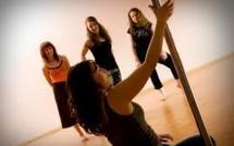 Loin des bars à strip-tease, le "pole-dancing" veut se refaire une virginité
