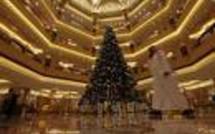 Un palace d'Abou Dhabi dévoile l'arbre de Noël "le plus cher du monde"