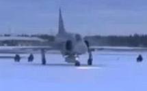 Luge extrême: tirés par un chasseur de l'armée de l'air suédoise