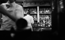 Un job de serveur au coin de la rue à Paris? Pas si simple, selon les restaurateurs