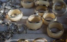 Au Vietnam, les poils d'éléphants transformés en bijoux porte-bonheur