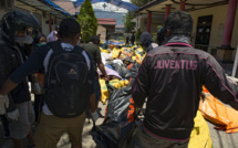 Indonésie: les enterrements de masse commencent, 191.000 personnes ont besoin d'aide