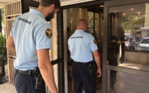 A 18 ans, il vole à plusieurs reprises des touristes à Papara