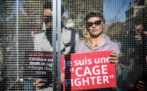 Pamela Anderson et Yannick Jadot en cage pour dénoncer les souffrances animales