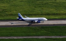 Un avion d'Air India percute un mur au décollage, mais poursuit son vol