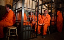 Cellules à barreaux et uniformes de détenus dans un bar-concept londonien