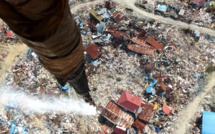 Indonésie: des hélicoptères désinfectent les zones touchées par le séisme