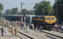Un train percute une foule en Inde : une soixantaine de morts