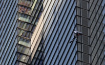 Le spiderman français grimpe au sommet d'une tour de la City