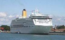 Deux Paquebots  de passage dans les eaux polynésiennes