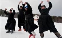 En soutane, tout schuss, les prêtres polonais font du ski