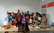 Une centaine de livres offerts aux collèges de Teva i Uta et de Taravao