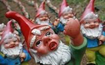 71 nains de jardin et deux Blanche-Neige découverts dans un hangar, la police enquête.