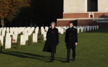 Au sommet d'un terril, Macron dit sentir les "attentes" et les "colères" du pays