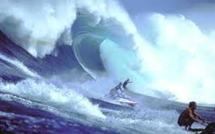 Les surfeurs de Malibu imperturbables face au tsunami californien