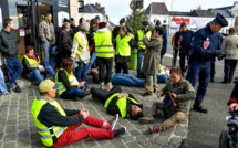 Les "gilets jaunes" promettent une "France bloquée" samedi pour défier le gouvernement