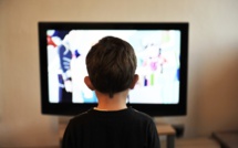Sexe et sang à la TV: le CSA pousse les parents à engager le dialogue avec leurs enfants