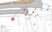 Un tourne à gauche à la sortie de la gare maritime