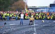 Des "gilets jaunes" moins nombreux ciblent les autoroutes et les dépôts de carburant