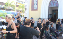 Le parvis de la cathédrale transformé en salon de coiffure pour les SDF