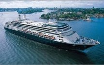 LE PAQUEBOT “ROTTERDAM” DE PASSAGE DANS LES EAUX POLYNESIENNES