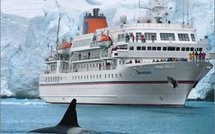 LE PAQUEBOT “MS BREMEN” DE PASSAGE  DANS LES EAUX POLYNESIENNES