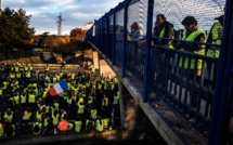 "Gilets jaunes": Macron veut aider "les fins de mois" difficiles mais maintient le cap