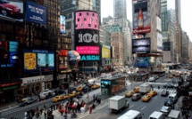 Il lui demande sa main, elle dit oui, la bague tombe dans un trou