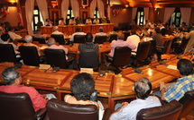 Les syndicats de patrons et de salariés lancent un ultimatum historique aux politiques