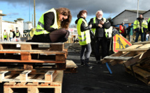 "Gilets jaunes": toujours des blocages mercredi, les stations peu à peu réapprovisionnées