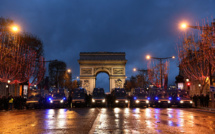 "Gilets jaunes": des heurts à Paris et en province, Philippe veut "retisser l'unité nationale"