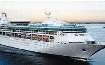 Le Paquebot "RHAPSODY OF THE SEAS" dans les eaux polynésiennes