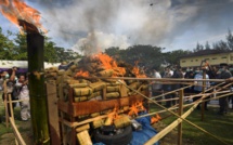 Indonésie : la police brûle une montagne de marijuana