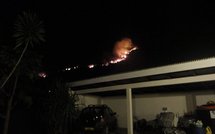 Un énorme incendie se propage à Moorea