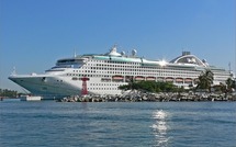 Le paquebot "Dawn Princess" de passage dans les eaux polynésiennes