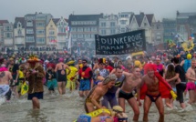 A Malo-les-Bains, traditionnel "bain des givrés" pour le Nouvel An
