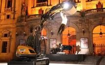 A Lyon, Natalie Dessay accompagne en plein air un duo danseur et pelleteuse