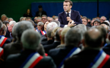 "Gilets jaunes" : "une chance" de "réagir plus fort" dit Macron en lançant le grand débat